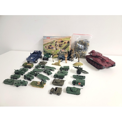 444 - SELECTION OF VINTAGE MILITARY TOYS INCLUDING BRITAIN'S SWOPPET KNIGHT FIGURES including Britain’s Sw... 