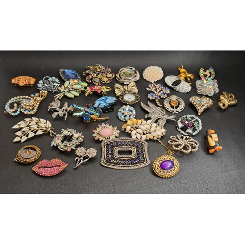 193 - SELECTION OF THIRTY-TWO VINTAGE BROOCHES
including crystal and paste set examples; together with thr... 