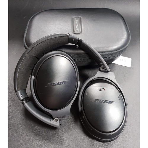 123 - PAIR BOSE QC35 ON-EAR BLUETOOTH ACOUSTIC NOISE CANCELLING HEADPHONES
in case
Note: earpads are very ... 