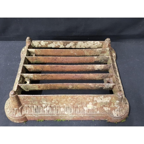 480 - ANTIQUE IRON BOOT SCRAPER
41 X 33cm