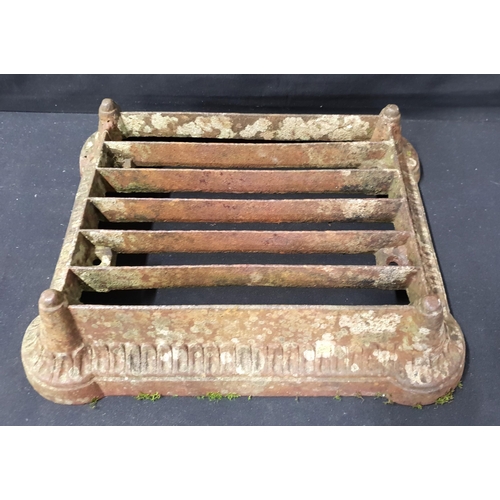 480 - ANTIQUE IRON BOOT SCRAPER
41 X 33cm