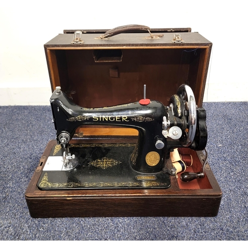 317 - VINTAGE SINGER SEWING MACHINE
serial number EC560563, in wooden hard case