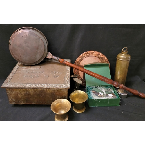 337 - SELECTION OF ANTIQUE METALWARE COLLECTABLES
including a brass shoe bin, a Victorian copper bed pan, ... 