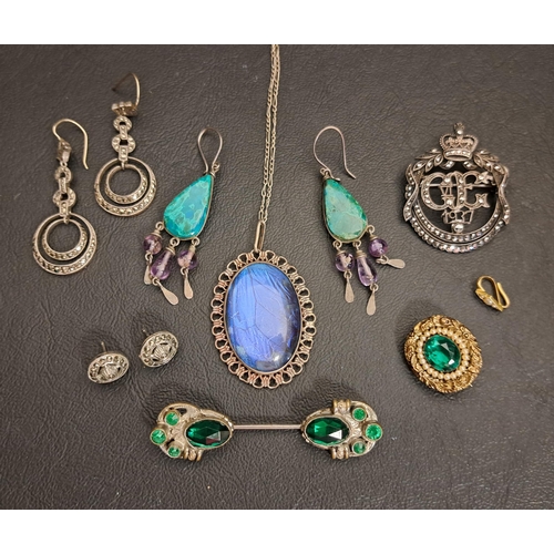 34 - INTERESTING SELECTION OF SILVER AND OTHER VINTAGE JEWELLERY
comprising a green rhinestone set jabot ... 