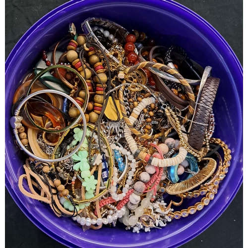 141 - SELECTION OF COSTUME JEWELLERY
including bangles, bracelets, earrings, necklaces, etc.