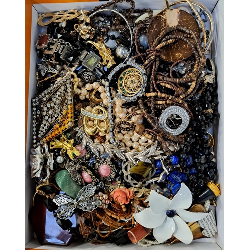 150 - GOOD SELECTION OF VINTAGE COSTUME JEWELLERY
including brooches, necklaces, pendants, bracelets, etc.... 