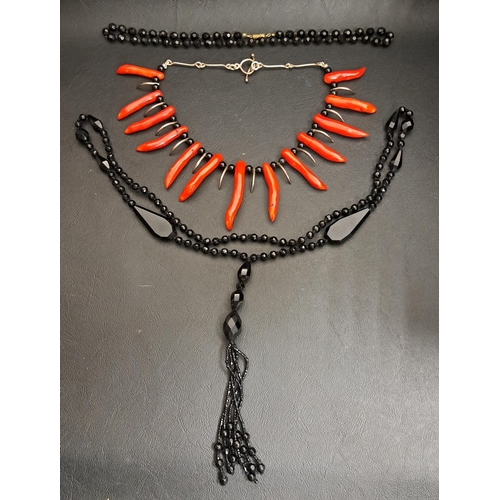 152 - UNUSUAL CORAL AND SILVER FRINGE STYLE NECLACE
the coral and silver fingers interspersed with black b... 