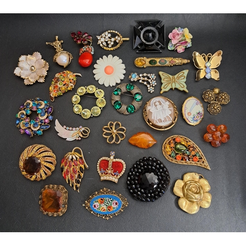 172 - SELECTION OF THIRTY VINTAGE BROOCHES
including a cameo example, paste, enamel and mother of pearl ex... 