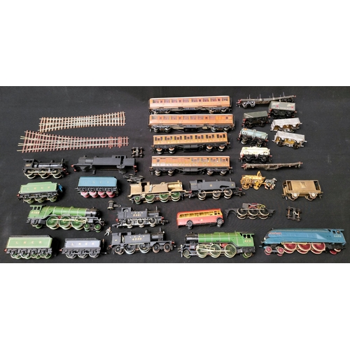 487 - COLLECTION OF 00 GAUGE ENGINES AND WAGONS 
including Green Arrow 4771, Papyrus 2750, Sir Nigel Gresl... 