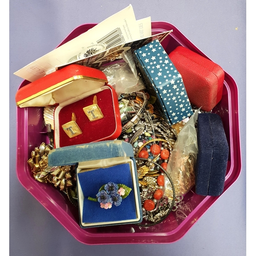 83 - SELECTION OF COSTUME JEWELLERY
including brooches, cufflinks, bangles, bracelets, necklaces, etc., 1... 