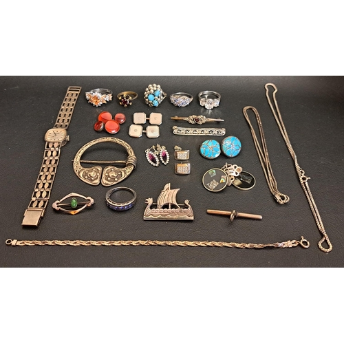 13 - GOOD SELECTION OF SILVER AND SILVER MOUNTED JEWELLERY
including a silver penannular brooch, four fur... 