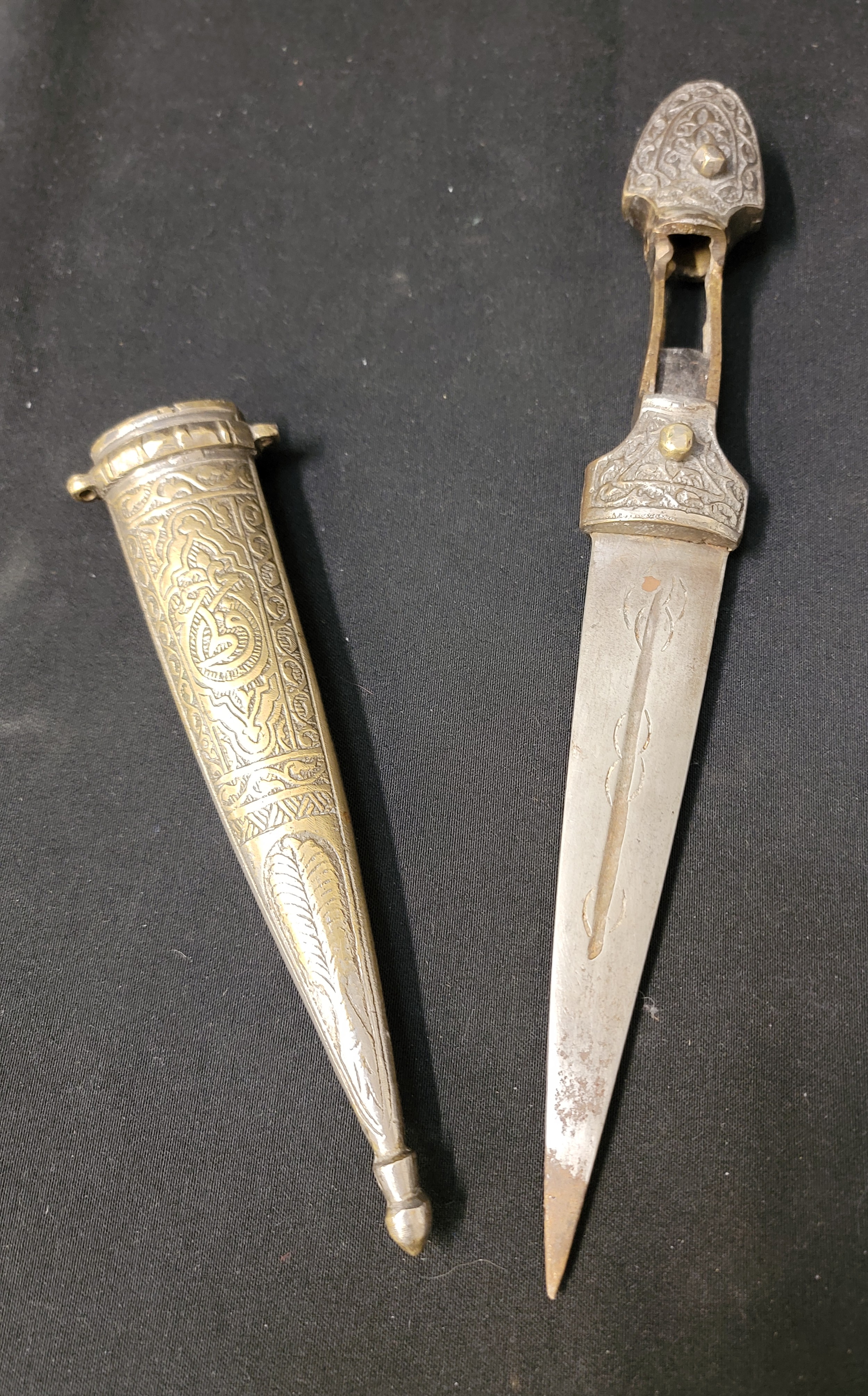 EARLY 20th CENTURY SYRIAN DAGGER with ornate scroll work and Arabic ...