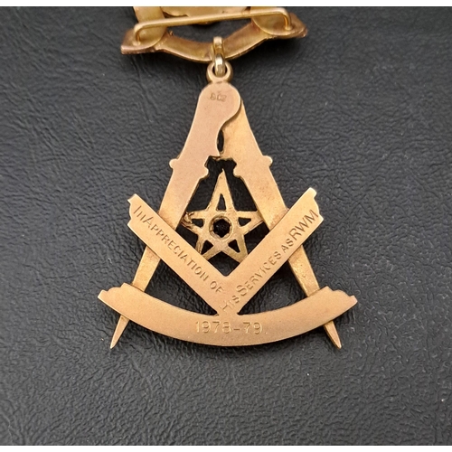 472 - NINE CARAT GOLD SAPPHIRE SET MASONIC JEWEL
the upper section engraved to the front 'Lodge Major Ness... 