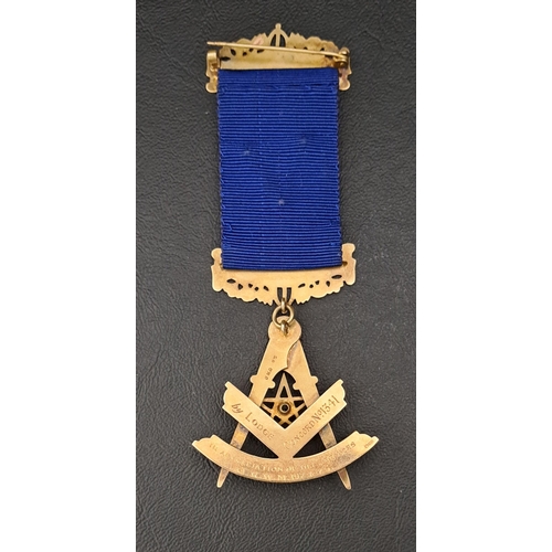 473 - WHITE GEM SET GOLD MASONIC JEWEL
the top bar engraved 'Presented to Bro. Robert Lamont.P.M.' and the... 
