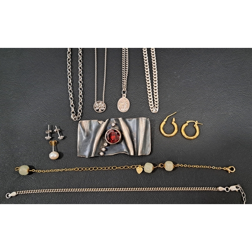 19 - SELECTION OF SILVER JEWELLERY
including a faceted glass set brooch/pendant with crease effect detail... 
