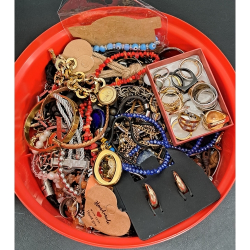24 - SELECTION OF COSTUME JEWELLERY 
including rings, necklaces, bangles, bracelets, etc.