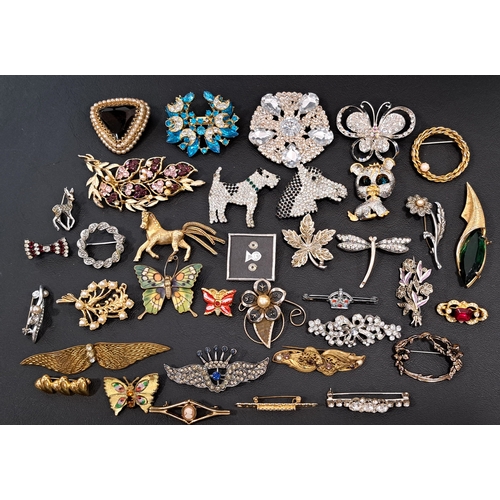 56 - THIRTY-THREE VINTAGE BROOCHES
of various sizes and designs, including paste set statement pieces (33... 