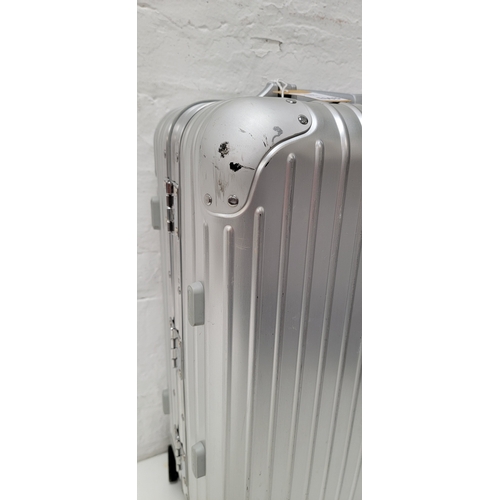 62 - SUITCASE RIMOWA ORIGINAL CABIN / ALUMINUM HARDSHELL CARRY-ON
Note: Case is empty