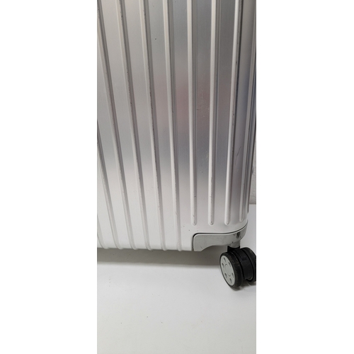 62 - SUITCASE RIMOWA ORIGINAL CABIN / ALUMINUM HARDSHELL CARRY-ON
Note: Case is empty