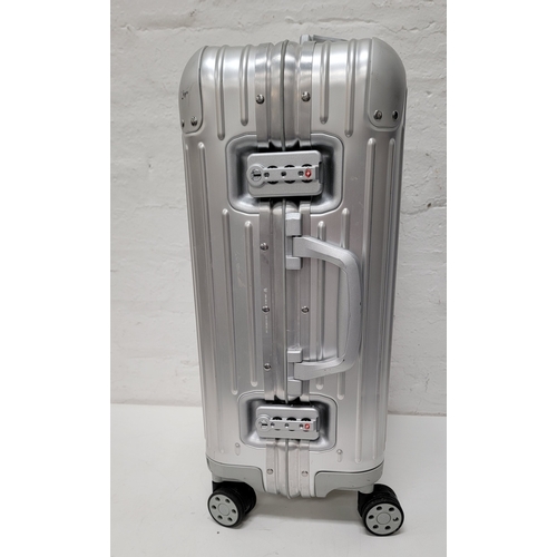 62 - SUITCASE RIMOWA ORIGINAL CABIN / ALUMINUM HARDSHELL CARRY-ON
Note: Case is empty