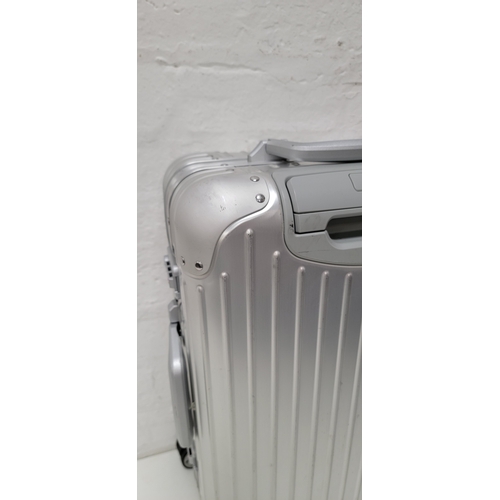 62 - SUITCASE RIMOWA ORIGINAL CABIN / ALUMINUM HARDSHELL CARRY-ON
Note: Case is empty
