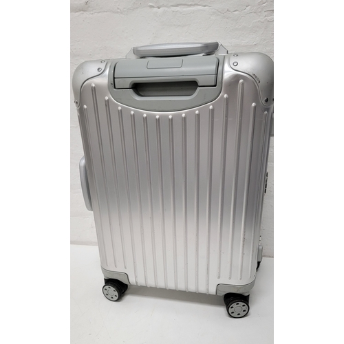 62 - SUITCASE RIMOWA ORIGINAL CABIN / ALUMINUM HARDSHELL CARRY-ON
Note: Case is empty