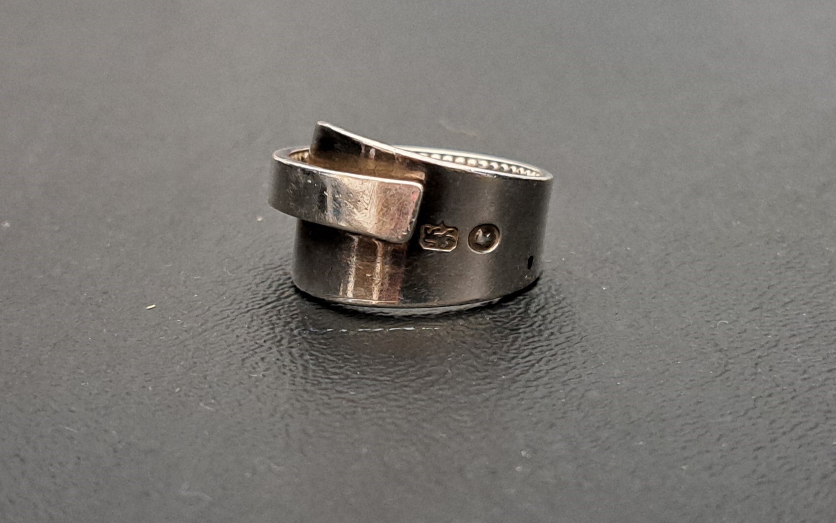 SILVER CROSSOVER RING approximately 11.1 grams
