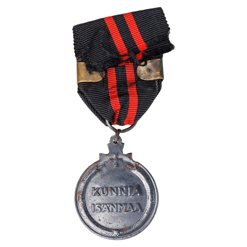 62 - A Commemorative Medal of the Winter War 1939-1940 years and a Brothers in Arms Front Badge from the ... 