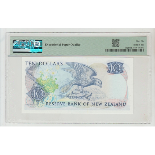 494 - New Zealand, Reserve Bank Pick# 172b ND (1985-89) 10 Dollars - Printer: BWC S/N NVN710267 - Wmk: Coo... 