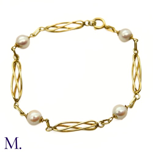 71 - A Pearl Bracelet

The 14ct yellow gold fancy link bracelet is punctuated with four cultured pearls.
... 