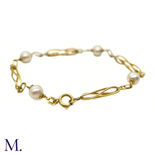 71 - A Pearl Bracelet

The 14ct yellow gold fancy link bracelet is punctuated with four cultured pearls.
... 