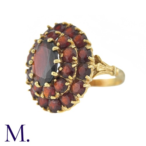 288 - NO RESERVE - A Garnet Cluster Ring in 18k yellow gold, designed as a central oval cut garnet surroun... 