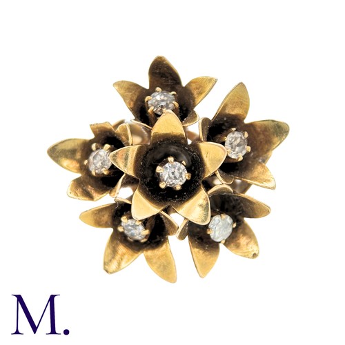 43 - A Diamond Ring in yellow gold, designed as a bouquet of flowers, each flower set to the centre with ... 