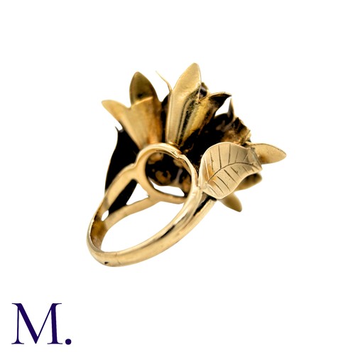 43 - A Diamond Ring in yellow gold, designed as a bouquet of flowers, each flower set to the centre with ... 