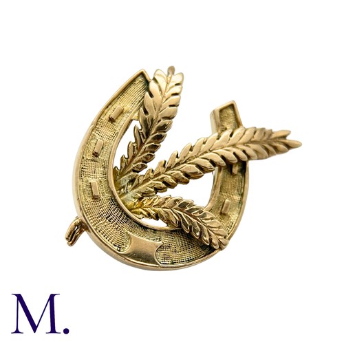 19 - An Antique Horse Shoe And Wheat Sheaf Brooch in 9k yellow gold, designed as a detailed horseshoe wit... 