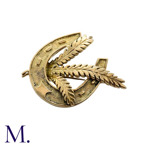 19 - An Antique Horse Shoe And Wheat Sheaf Brooch in 9k yellow gold, designed as a detailed horseshoe wit... 