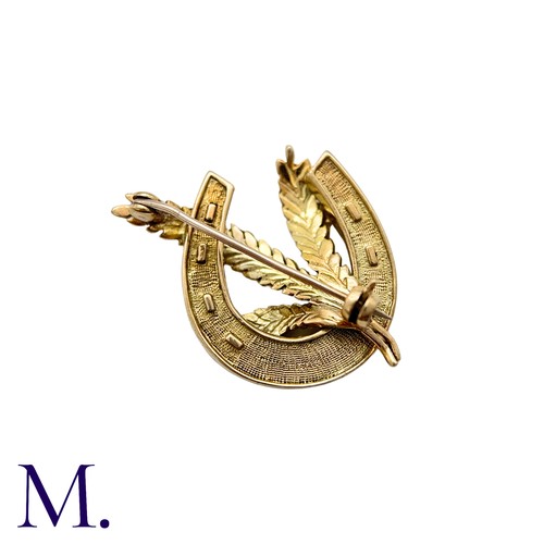 19 - An Antique Horse Shoe And Wheat Sheaf Brooch in 9k yellow gold, designed as a detailed horseshoe wit... 