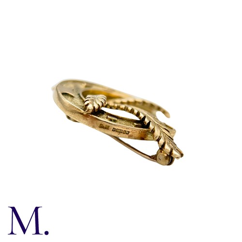 19 - An Antique Horse Shoe And Wheat Sheaf Brooch in 9k yellow gold, designed as a detailed horseshoe wit... 