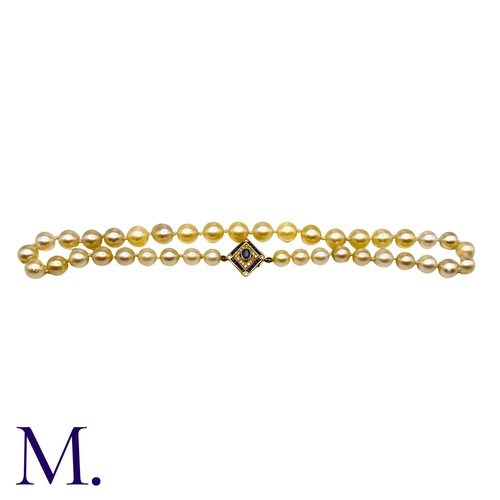 39 - A Pearl Necklace in 18k yellow gold, comprising a single strand of graduating pearls ranging from ap... 