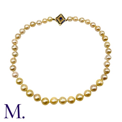 39 - A Pearl Necklace in 18k yellow gold, comprising a single strand of graduating pearls ranging from ap... 