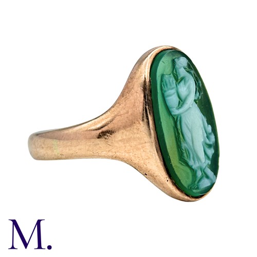 34 - A Cameo Ring in 9k yellow gold, set with a carved green cameo depicting a woman in profile. Hallmark... 