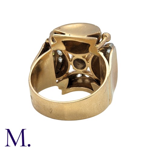 210 - A Diamond Retro Ring in 18K yellow gold, set with a round cut diamond to the centre with rose cut di... 