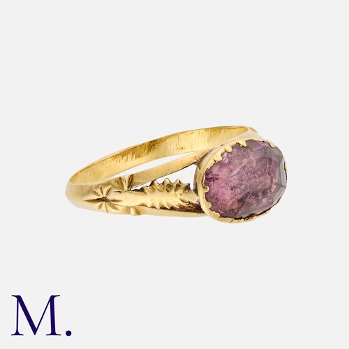 31 - An Antique Pink Sapphire Ring in yellow gold, set with a faceted, foil backed pink sapphire to an or... 