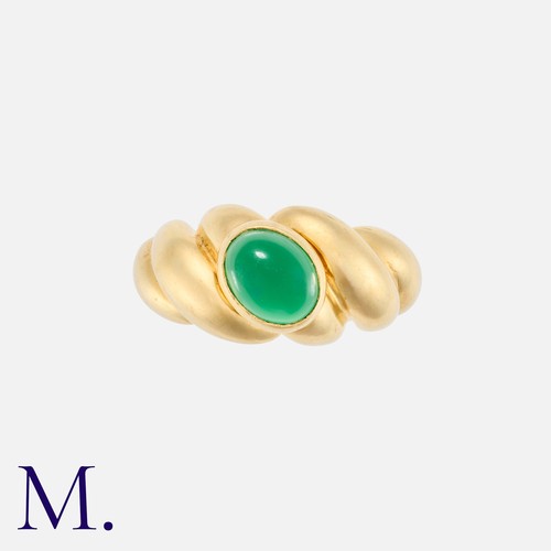 39 - VAN CLEEF & ARPELS. A Chrysoprase Ring in 18K yellow gold, set with a cabochon chrysoprase to the ce... 