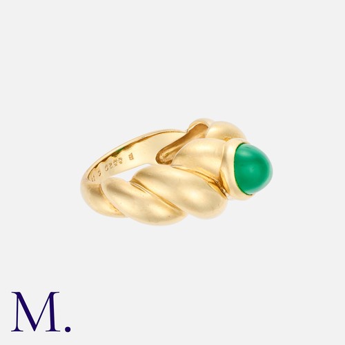 39 - VAN CLEEF & ARPELS. A Chrysoprase Ring in 18K yellow gold, set with a cabochon chrysoprase to the ce... 