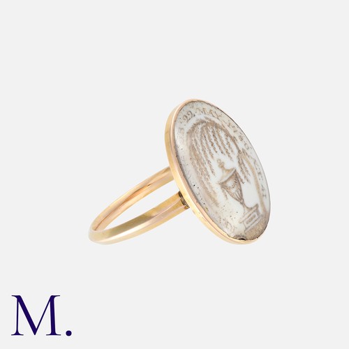 31 - A Georgian Memorial Ring (1780) in yellow gold, depicting an urn under a weeping willow tree, with t... 