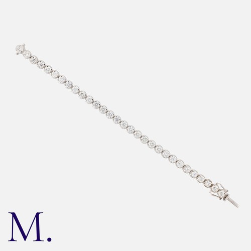 135 - A Diamond Line Bracelet in 18k white gold, comprising a row of thirty round brilliant cut diamonds, ... 