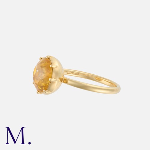 131 - A Yellow Sapphire Ring in 18k yellow gold, set with a round cut yellow sapphire of approximately 5.5... 