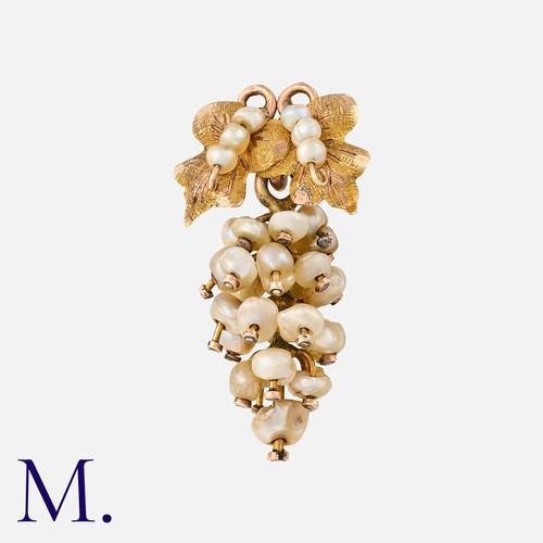 184 - An Antique Natural Pearl Pendant in the form of a bunch of grapes, in yellow gold.

Size: 3.3cm
Weig... 