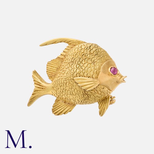 70 - A Fish Brooch in yellow gold with a cabochon ruby eye.  

Size: 3.2cm
Weight: 6.4g